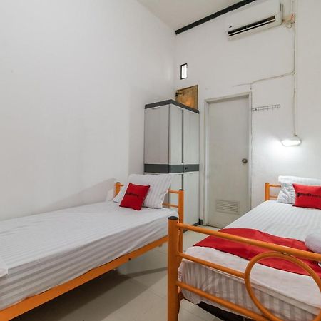 Hotel Reddoorz Near Terminal Bubulak Bogor Exterior foto